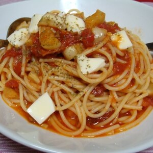 ナスとモッツァレラのトマトソースのスパゲッティーニ